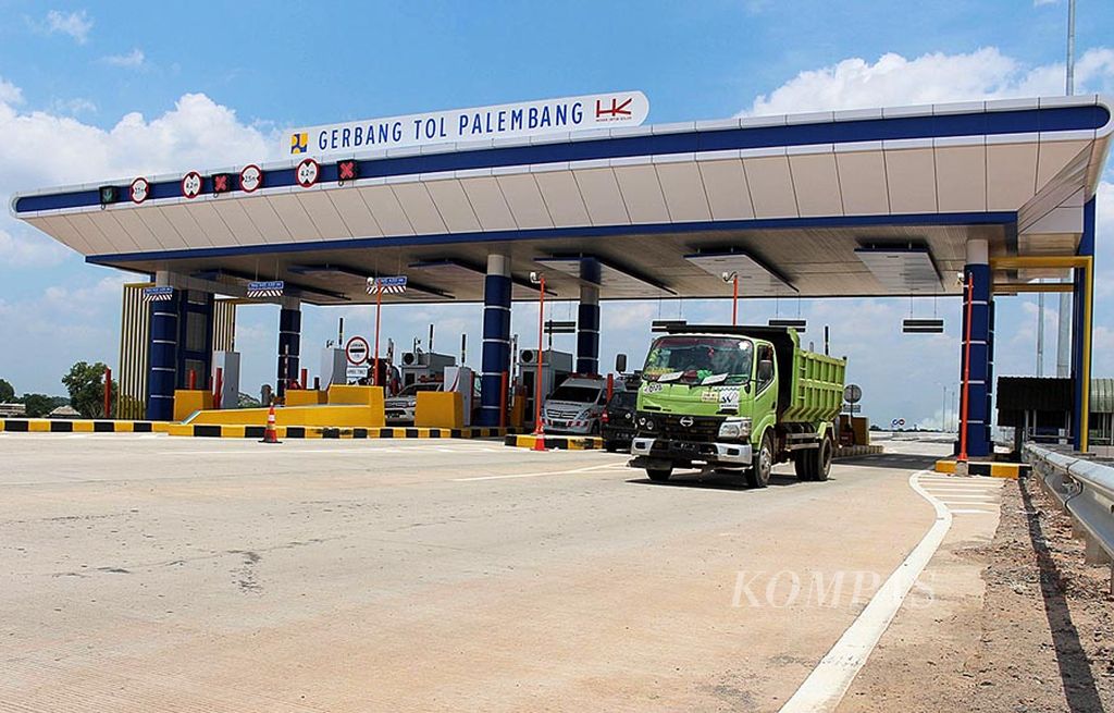 Truk melintas di Gerbang Tol Palembang-Indralaya, Jumat (15/9). Seksi I ruas tol Palembang-Indralaya sepanjang 7,10 kilometer ditargetkan beroperasi pada Oktober 2017. Ruas ini menjadi jalan tol pertama yang beroperasi di Sumatera Selatan.