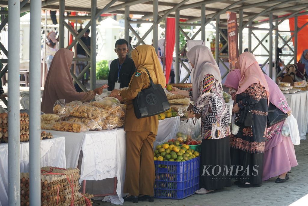 Pengunjung berbelanja di salah satu stan buah dan sayur dalam Bazar Ramadhan yang diadakan Dinas Perindustrian dan Perdagangan Sumatera Barat (Sumbar) di pelataran parkir Kantor Gubernur Sumbar, Kota Padang, Sumbar, Selasa (11/4/2023). 