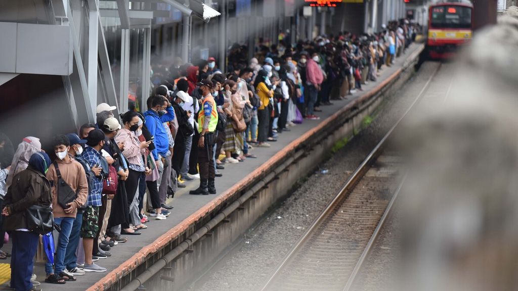Para penumpang menunggu kedatangan kereta rel listrik <i>commuter line</i> di Stasiun Tanah Abang, Jakarta, Senin (22/11/2021).  