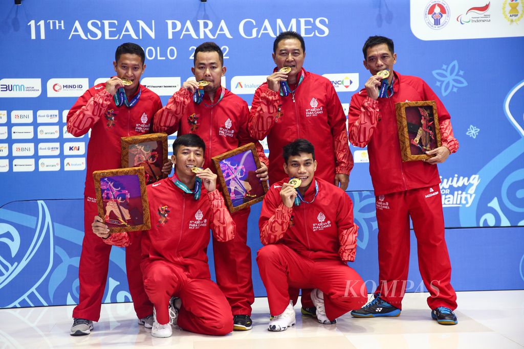 Tim bulu tangkis paralimpiade Indonesia meraih medali emas dalam final bulu tangkis beregu ASEAN Para Games 2022 di Edutorium UMS, Sukoharjo, Jawa Tengah, Minggu (31/7/2022). Emas pertama pada ajang ASEAN Para Games 2022 ini diraih setelah mengalahkan Thailand.