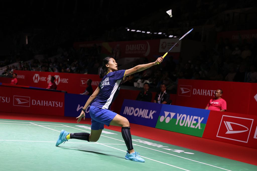 Putri Kusuma Wardani memukul kok pada pertandingan babak kedua tunggal putri Indonesia Masters di Istora Gelora Bung Karno, Jakarta, Kamis (25/1/2024).