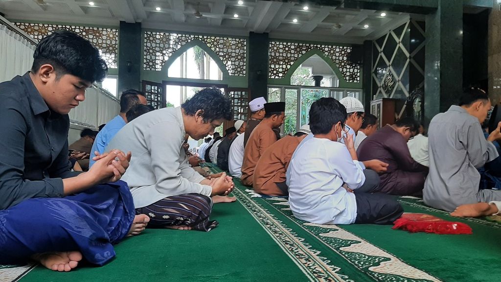 Jemaah Muhammadiyah duduk mendengarkan khotbah Idul Fitri pada pelaksanaan shalat Idul Fitri di Masjid As Salam, Ciledug, Tangerang, Jumat (21/4/2023).