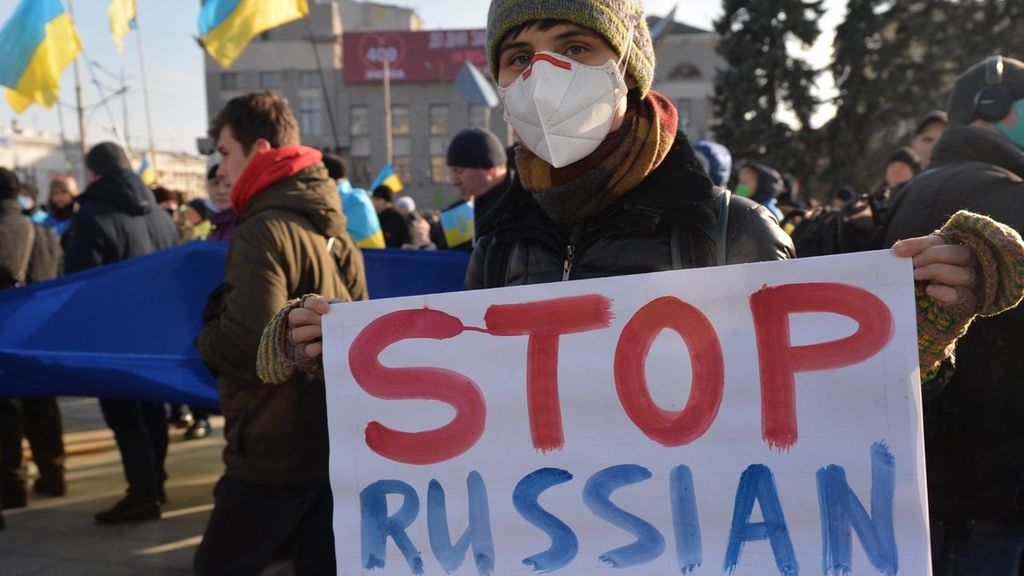 Rakyat Ukraina yang berdiam di Kharkiv, Ukraina timur, Sabtu (5/2), berdemonstrasi menentang Rusia yang bersikap agresif terhadap mereka dengan menempatkan ratusan ribu personel pasukan dan peralatan tempurnya di perbatasan Ukraina-Rusia sebelah timur.
