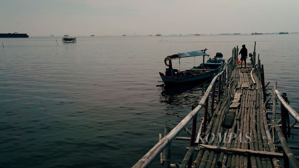 Warga mengecek perahu wisata keliling di pesisir Marunda, Cilincing, Cilincing, Jakarta Utara, Rabu (16/3/2022). 