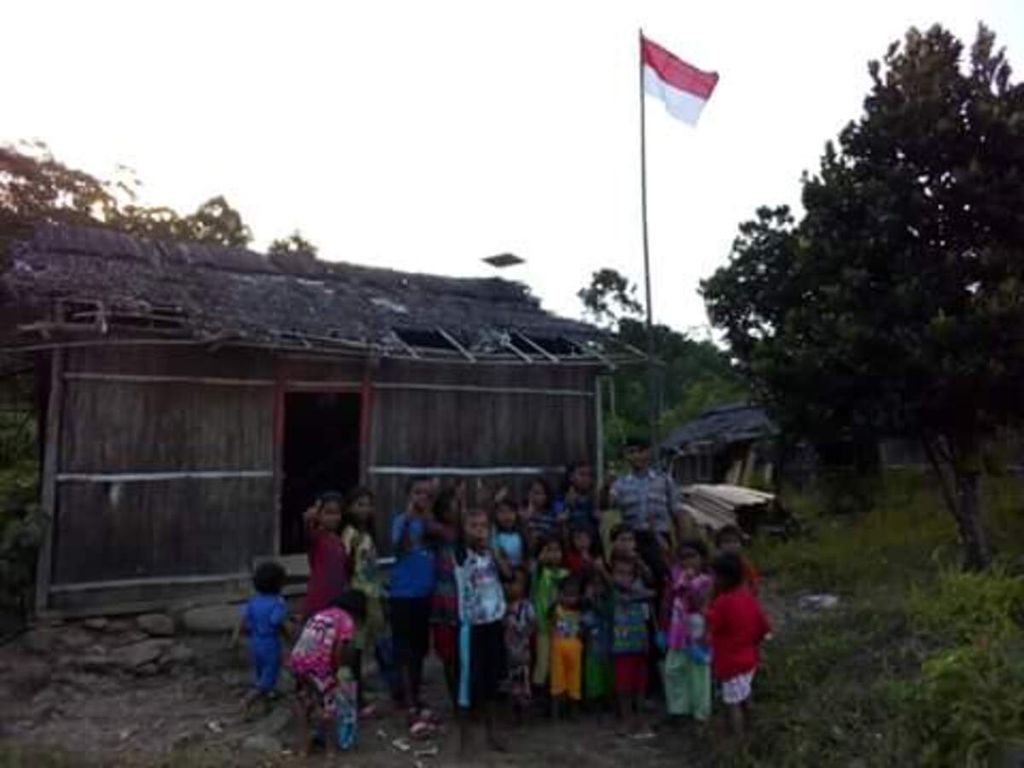 Brigadir Kepala Bastian Tuhuteru bersama anak-anak di Dusun Walapau, Desa Wamlama, Kecamatan Namrole, Kabupaten Buru Selatan, Maluku. Anggota Polri itu mengajar anak-anak di kampung yang belum tersentuh akses pendidikan.