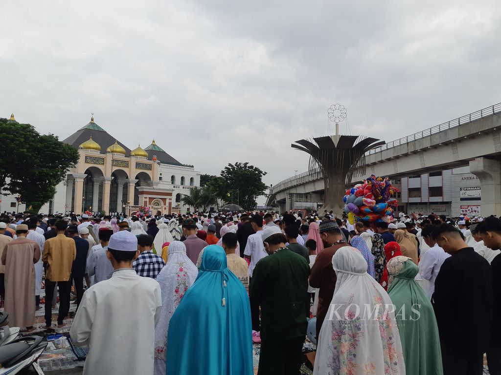 Ribuan warga tengah mengikuti shalat Idul Fitri di depan Masjid Agung Sultan Mahmud Badaruddin I Jayo Wirakmo, Palembang, Sumatera Selatan, Sabtu (22/4/2023). Aktivitas ini sempat terhenti atau sedikit yang berpartisipasi pada dua tahun terakhir akibat pandemi Covid-19.