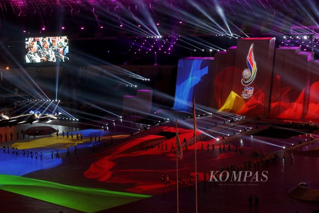 Kemeriahan upacara penutupan PON Jabar 2016 di Stadion Gelora Bandung Lautan Api, Bandung, Kamis (29/9/2016) malam. Upacara penutupan dihadiri oleh Wakil Presiden M. Jusuf Kalla didampingi istri ibu Mufidah Jusuf Kalla.