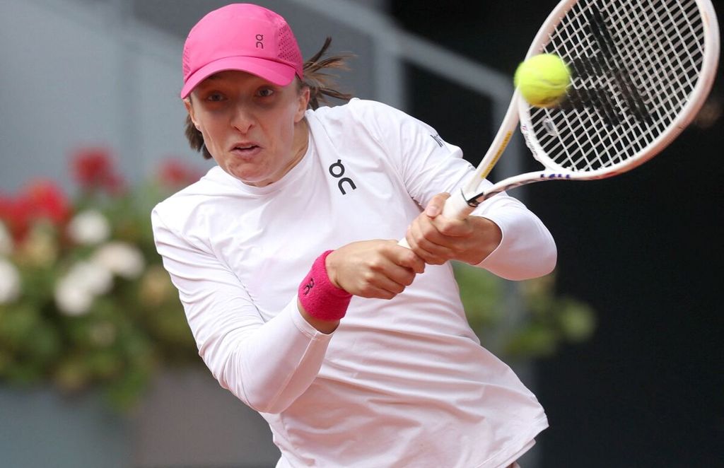 Iga Swiatek hits the ball against Beatriz Haddad Maia in the quarter-finals of the WTA 1000 Madrid, Tuesday (30/4/2024) local time.