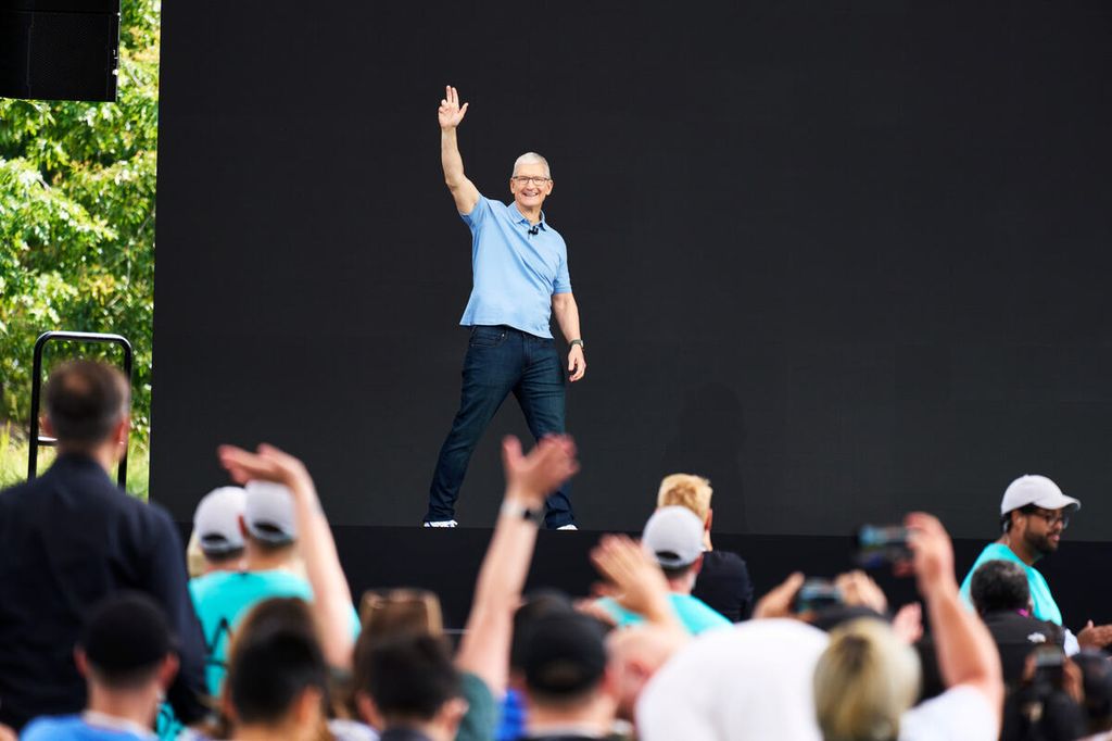CEO Apple Tim Cook menyapa hadirin dalam acara Apple Worldwide Developer Conference atau WWDC 2023 yang digelar Senin (5/6/2023) di Apple Park, kantor pusat Apple di Cupertino, California, AS.