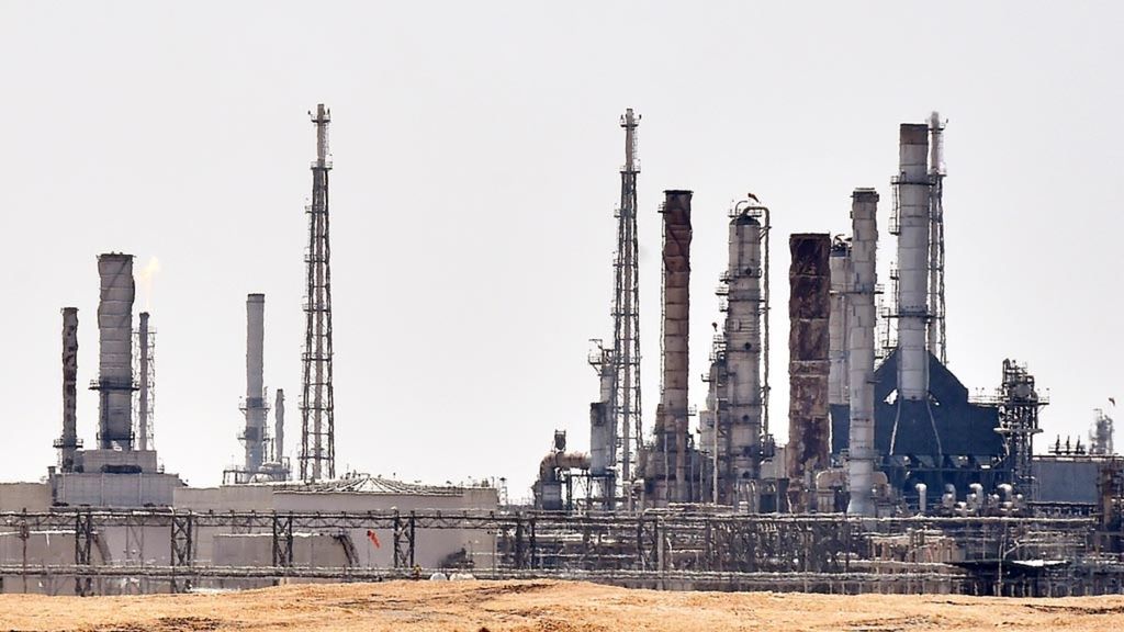 Fasilitas pengolahan minyak Aramco di dekat area Al-Khurj, selatan ibu kota Arab Saudi, Riyadh, dalam foto yang diambil, Minggu (15/9/2019). 