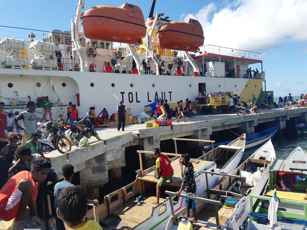 Kapal perintis sebagai pendukung program tol laut menyinggahi pelabuhan di Pulau Lirang, Kabupaten Maluku Barat Daya, Maluku, Minggu (7/8/2022). Pelayaran perintis membuka keterisolasian warga di daerah itu.