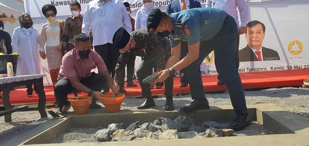 Wakil Presiden Ma'ruf Amin meresmikan peletakan batu pertama kawasan industri terpadu PT Nusantara Industri Sejati, Kabupaten Konawe Utara, Sulawesi Tenggara, Kamis (19/5/2022).