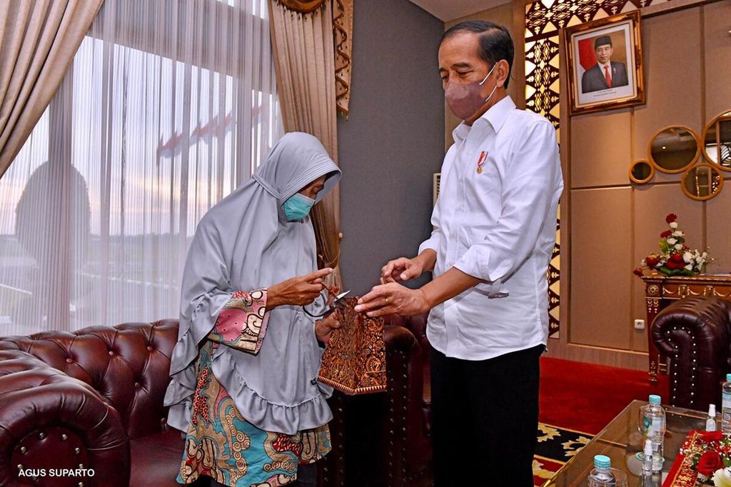 Di ruang VIP Bandara Internasional Sultan Mahmud Badaruddin Palembang, Sumatera Selatan, pada Senin (24/1/2022), Presiden Joko Widodo berjanji memperbaiki rumah bagi Mak Unah.