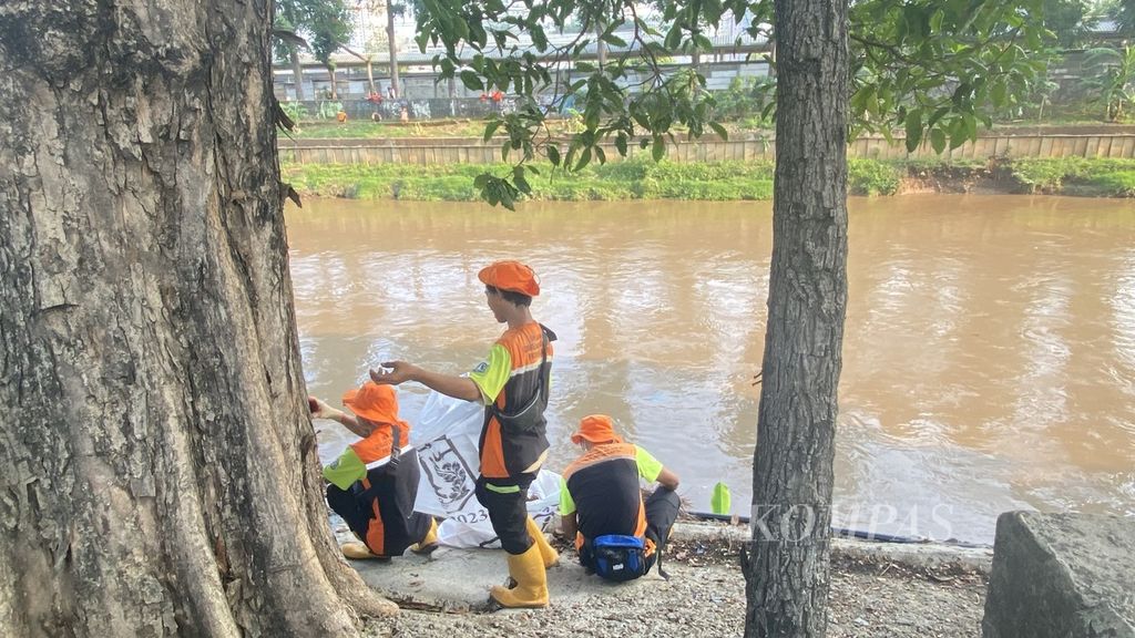 Pembersihan Kanal Banjir Barat di kawasan Dukuh Atas, Jakarta Pusat, Minggu (19/11/2023).