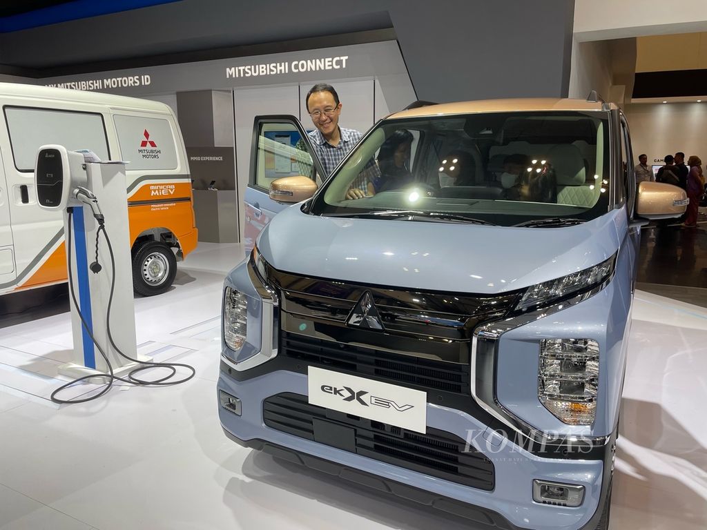 Seorang pengunjung membuka pintu dan mencoba merasakan interior mobil konsep Mitsubishi, ek X EV, yang ditampilkan dalam GIIAS 2023 di Tangerang, Banten, Rabu (16/8/2023). 