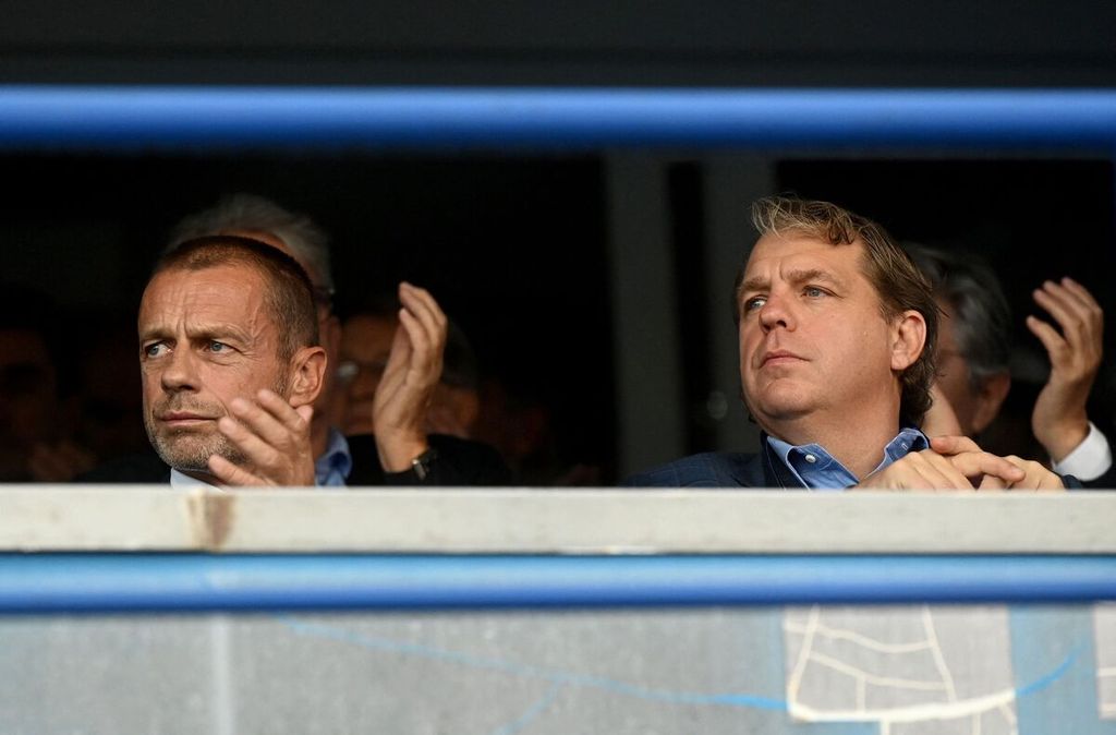 Presiden UEFA Aleksander Ceferin (kiri) dan pemilik Chelsea Todd Boehly (kanan) menonton pertandingan Liga Champions antara Dinamo Zagreb dan Chelsea di Stadion Maksimir, Zagreb, Kroasia, 6 September 2022. 