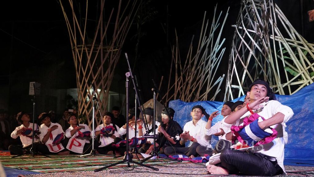  Penampilan salah satu kelompok seni didong pada Festival Panen Kopi Gayo 2023 yang digelar di Desa Paya Tumpi Baru, Kecamatan Kebayakan, Kabupaten Aceh Tengah, Aceh, Sabtu (25/11/2023) malam. Festival ini menampilkan beragam kesenian tradisional khas Gayo seperti didong, ketoprak door, canang, dan saman.