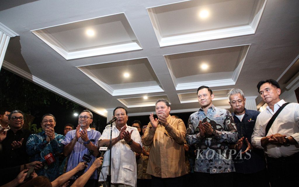 Para ketua umum dari delapan partai Koalisi Indonesia Maju saat mengumumkan pasangan bakal calon presiden dan bakal calon wakil presiden Prabowo Subianto-Gibran Rakabuming Raka, di Jakarta, Minggu (22/10/2023) malam. 