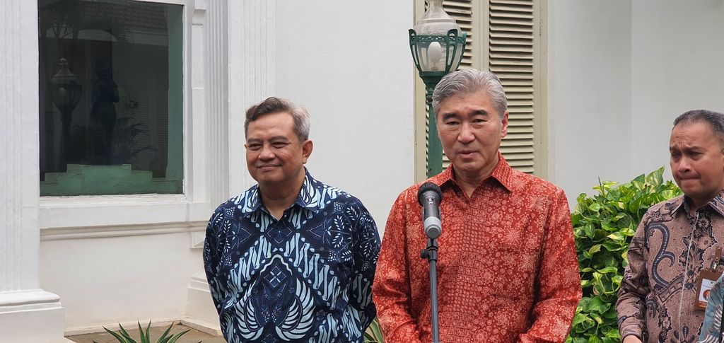Duta Besar Amerika Serikat untuk Indonesia Sung Yong Kim (berbatik merah) dan Direktur Jenderal Amerika Eropa Kementerian Luar Negeri Umar Hadi memberikan keterangan seusai kunjungan kehormatan di Istana Wapres, Jakarta, Selasa (11/10/2022).