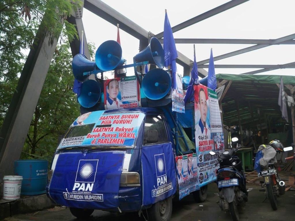 Mobil komando dilengkapi sejumlah alat peraga dari calon anggota legislatif DPRD Kabupaten Bekasi dari Partai Amanat Nasional, Nurdin Muhidin, di Omah Buruh, Kabupaten Bekasi, saat Pemilu 2014.