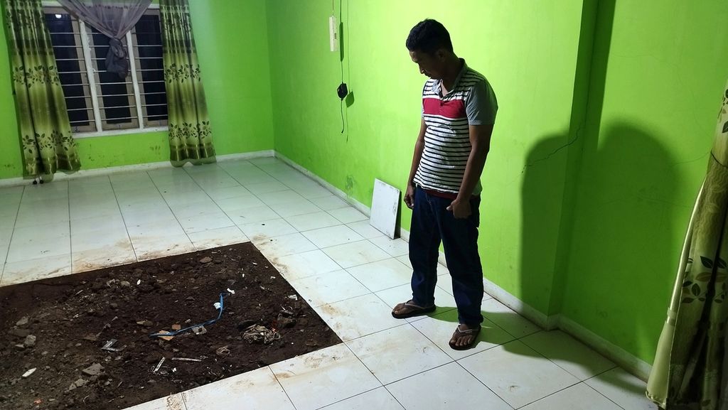 Dedi Somantri (39), pemilik kontrakan, menunjukkan bekas lubang ditemukannya satu jasad perempuan diduga bernama Farida di dalam kontrakan di Kampung Babakan Curug, Desa Kertajaya, Kecamatan Ciranjang, Kabupaten Cianjur, Jawa Barat, Minggu (22/1/2023).