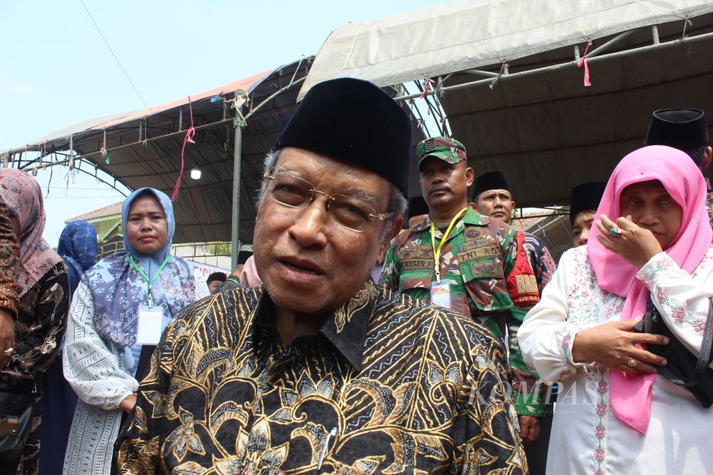 Mantan Ketua Umum Pengurus Besar Nahdlatul Ulama KH Said Aqil Siroj saat diwawancara di Pondok Pesantren KH Aqiel Siroj (KHAS) Kempek, Kabupaten Cirebon, Jawa Barat, Sabtu (26/8/2023).