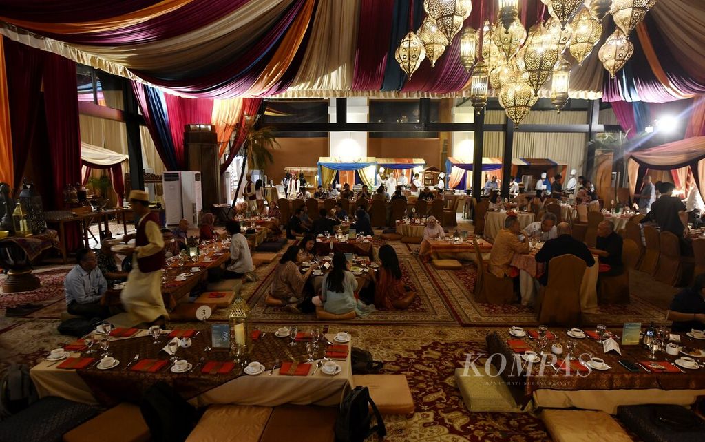 Suasana saat berbuka puasa di Qatari Night Festival yang berlangsung di The Dharmawangsa, Jakarta, Rabu (12/4/2023). Qatari Night Festival menyajikan kuliner tradiisional Qatar dan Indonesia dalam sajian buffet Ramadhan. Sejumlah menu tradisional Qatar yang disajikan antara lain Kebab Nakheh, Majboos Lamb Shanks, Shrimp Mourabian serta minuman tradisional seperti Karak yang terbuat dari susu segar, teh dan kapulaga dan Arabic Coffee. Qatari Night Festival yang berlangsung hingga 14 April 2023 merupakan rangkaian Qatar-Indonesia 2023 Year of Culture sebagai program kolaborasi budaya Qatar-Indonesia selama satu tahun penuh yang diselenggarakan Museum Nasional Qatar. KOMPAS/RADITYA HELABUMI 12-04-2023