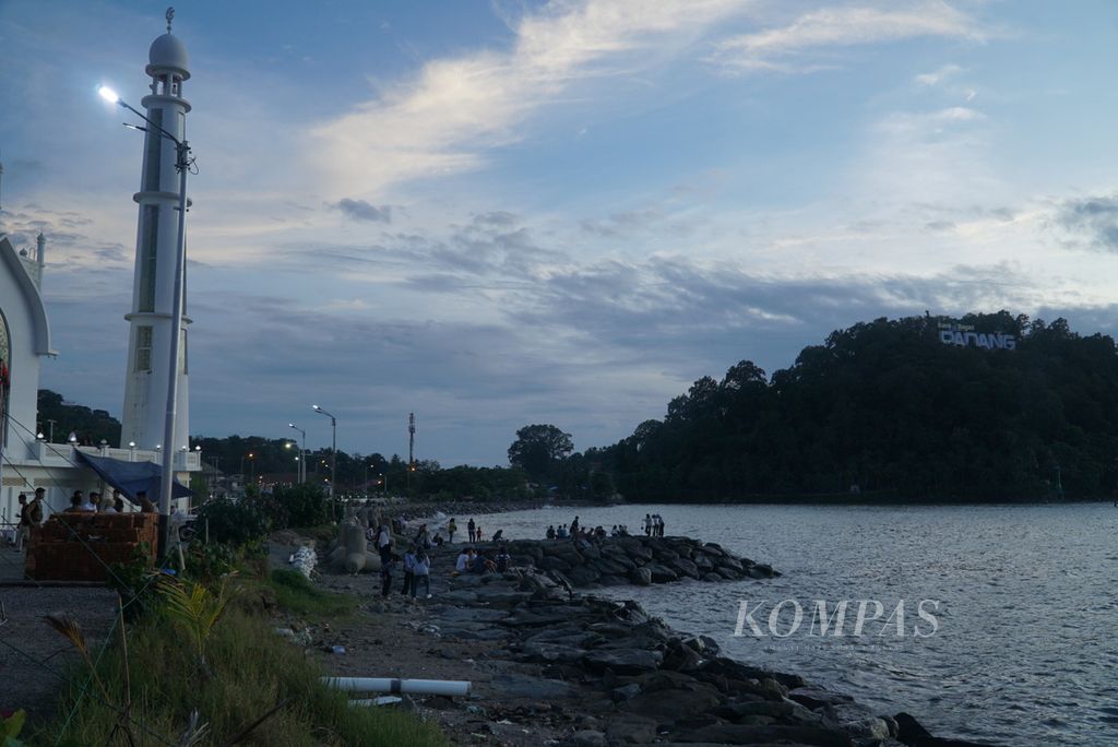 Suasana di bibir pantai kawasan Masjid Al-Hakim di Pantai Padang, Sumatera Barat, Senin (6/2/2023). Kawasan ini masih rentan terhadap abrasi meskipun sudah dibangun pelindung pantai. Kementerian PUPR akan meningkatkan pelindung pantai di kawasan ini tahun 2023.