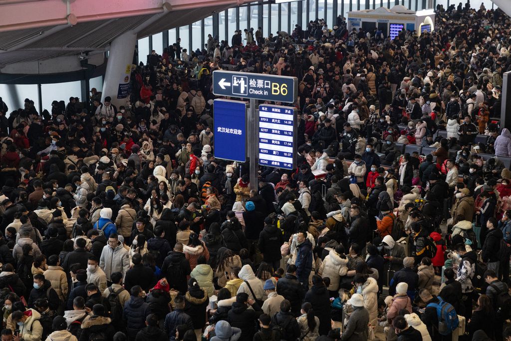 Orang-orang menunggu keberangkatan di Stasiun Kereta Wuhan, Provinsi Hubei, China, 4 Februari 2024. Perjalanan kereta ditunda atau dibatalkan akibat badai salju. 