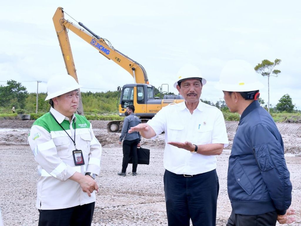 Presiden Joko Widodo saat meninjau kawasan Kalimantan Industrial Park Indonesia (KIPI) di Kabupaten Bulungan, Kalimantan Utara, Selasa (28/2/2023). Kawasan seluas 13.000 hektar tersebut disiapkan untuk industri baterai kendaraan listrik, petrokimia, dan aluminium.