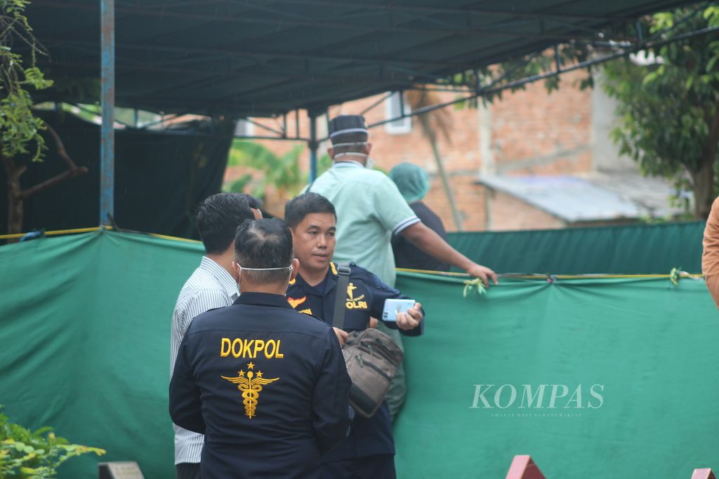 Petugas Forensik dari RS Bhayangkara Moch Hasan Palembang seusai mengotopsi jenazah AM di TPU Sei Selayur, Palembang, Sumatera Selatan, Kamis (8/9/2022). Proses ini dibutuhkan untuk memperkuat alat bukti. Sampai saat ini polisi belum menetapkan tersangka walau telah ada dua orang yang diduga menjadi tersangka dalam kasus penganiayaan ini.