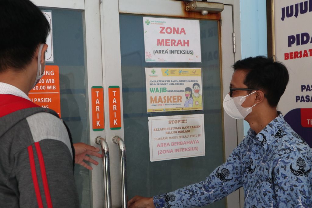 Petugas mengecek Gedung Teratai di Rumah Sakit Daerah Gunung Jati, Kota Cirebon, Jawa Barat, yang disiapkan menjadi ruangan isolasi Covid-19, Senin (17/1/2022). RSD Gunung Jati menyiapkan 216 tempat tidur isolasi untuk pasien Covid-19.