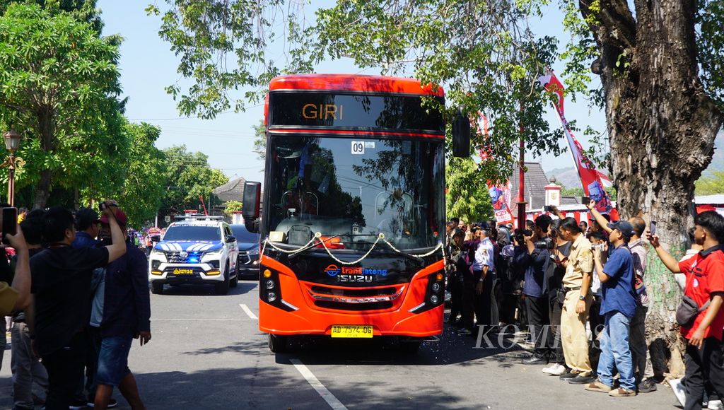 Bus Trans Jateng melaju dalam peluncuran Koridor VII Trans Jateng di Kabupaten Wonogiri, Jawa Tengah, Selasa (8/8/2023). Koridor itu menghubungkan tiga daerah, yakni Surakarta, Sukoharjo, dan Wonogiri. Keberadaan layanan itu diharap mampu membantu menekan inflasi transportasi.