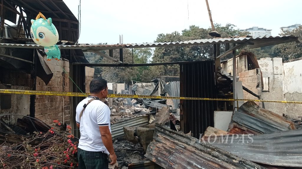 Warga korban kebakaran menengok puing rumahnya setelah kebakaran di Jalan Simprug Golf II, Kelurahan Kebayoran Lama, Jakarta Selatan, Senin (22/8/2022).