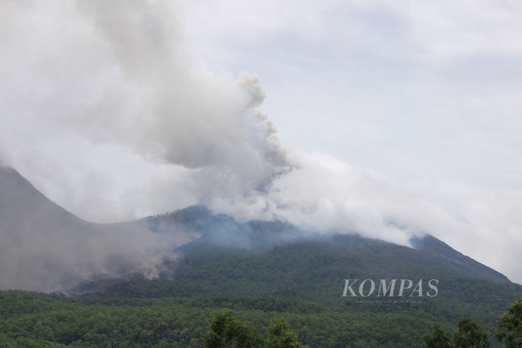 Erupsi Gunung Lewotobi Laki-laki di Kabupaten Flores Timur, Nusa Tenggara Timur, pada Selasa (16/1/2024). Luncuran awan panas dan lava mendekati permukiman penduduk di Desa Nurabelen, Kecamatan Ile Bura.