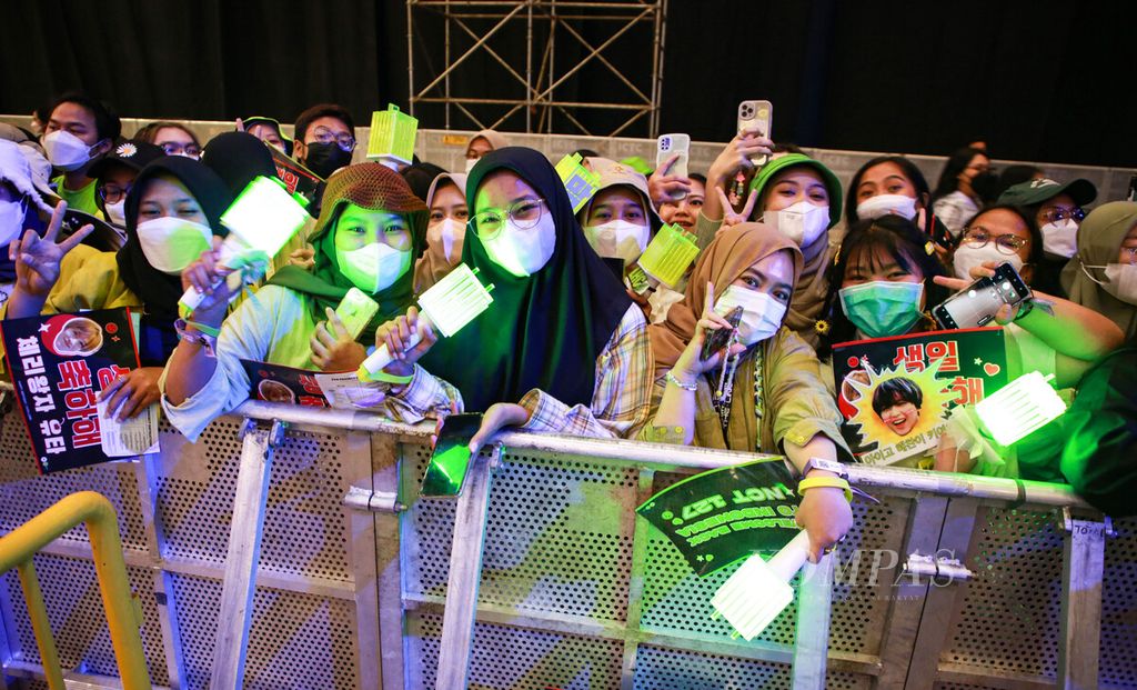 Para NCTzen yang sebagian besar adalah remaja putri dalam konser NCT 127 di Indonesia Convention Exhibition (ICE), BSD City, Kabupaten Tangerang, Banten, Jumat (4/11/2022) malam. 