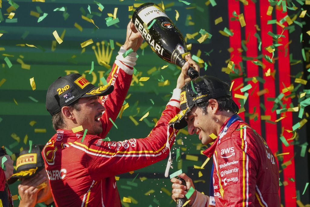 Pebalap Ferrari, Charles Leclerc (kiri), bersama rekan setimnya, Carlos Sainz, merayakan keberhasilan mereka menempati dua podium teratas balap Formula 1 seri Australia di Melbourne, 24 Maret 2024. 