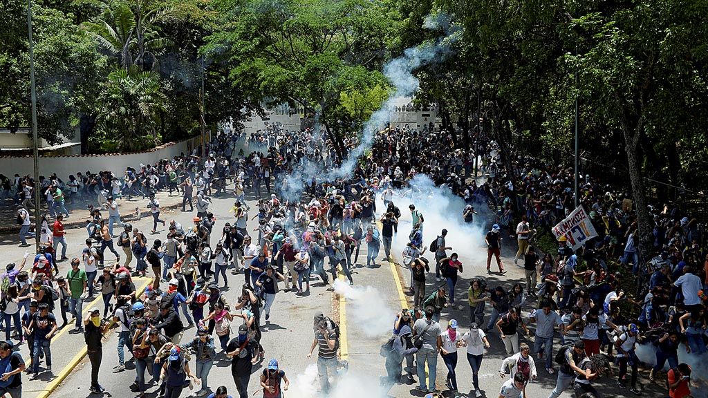 Mahasiswa  Universidad Central de Venezuela bentrok dengan polisi anti huru-hara dalam demonstrasi menentang pemerintahan Presiden Nicolas Maduro. Bentrokan yang terjadi  membuat korban tewas dalam unjuk rasa sebulan terakhir menjadi 37 orang. 
