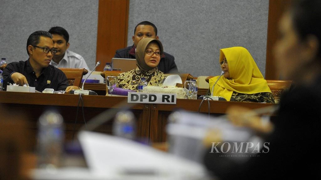 Anggota DPD RI dari Jawa Timur, Ahmad Nawardi (paling kiri), mengikuti pembahasan revisi UU Nomor 17 Tahun 2014 tentang MPR, DPR, DPD, dan DPRD di Kompleks Parlemen, Senayan, Jakarta, Kamis (6/4/2017).