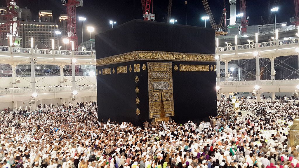 Jutaan warga Muslim dari berbagai penjuru dunia menunaikan ibadah umrah di Masjidil Haram, kota Mekkah, Arab Saudi, Rabu (11/2/2015) dini hari waktu setempat. Di antara jemaah umrah yang menuju Mekkah dan Madinah, jemaah asal Indonesia termasuk yang mendominasi.