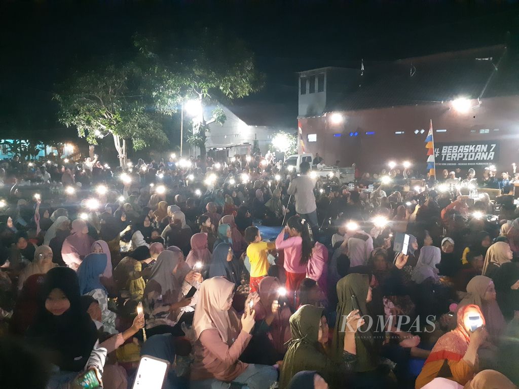 Suasana doa bersama untuk para terpidana kasus pembunuhan Vina dan Muhammad Rizky, Selasa (3/9/2024) malam, di Kampung Saladara, Kecamatan Kesambi, Kota Cirebon, Jawa Barat.