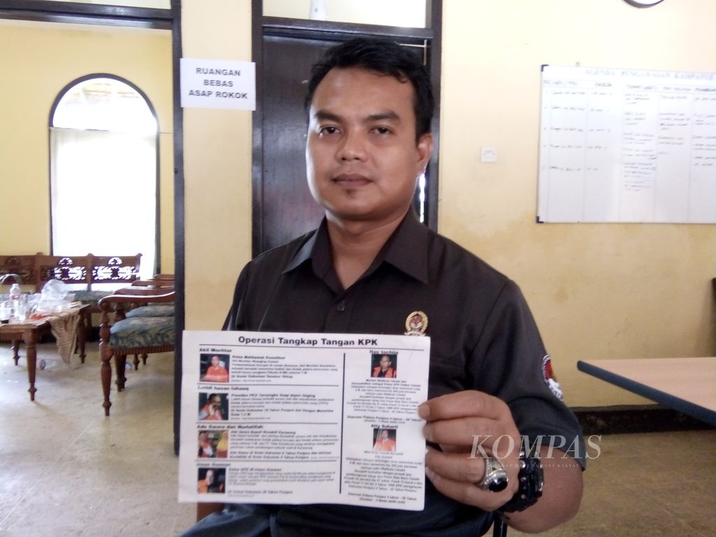 Koordinator Divisi Penindakan Pelanggaran Panwaslu Kota Cimahi Jusapuandy menunjukkan barang bukti kasus dugaan kampanye negatif selebaran di Kota Cimahi, Jawa Barat, Rabu (15/2/2017).