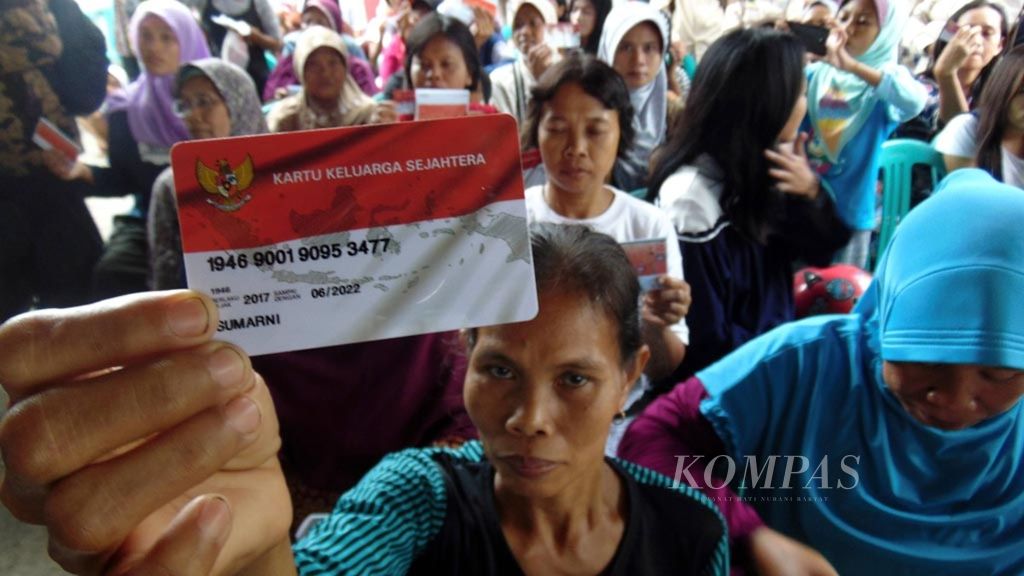 Warga menunjukkan Kartu Keluarga Sejahtera yang dapat digunakan untuk mencairkan bantuan Program Keluarga Harapan di Kantor Kecamatan Kedawung, Kabupaten Cirebon, Jawa Barat, 14 Juli 2017. 