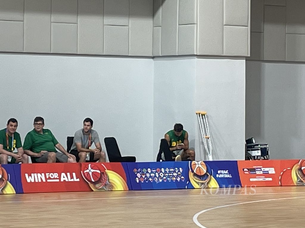<i>Point guard</i> tim Brasil, Raul Neto Togni (paling kanan), berada di tepi lapangan saat sesi latihan timnya di lapangan latihan Stadion Indonesia Arena, Minggu (27/8/2023) malam. Neto cedera dalam laga Grup G antara Brasil melawan Iran, Sabtu (26/8/2023). 