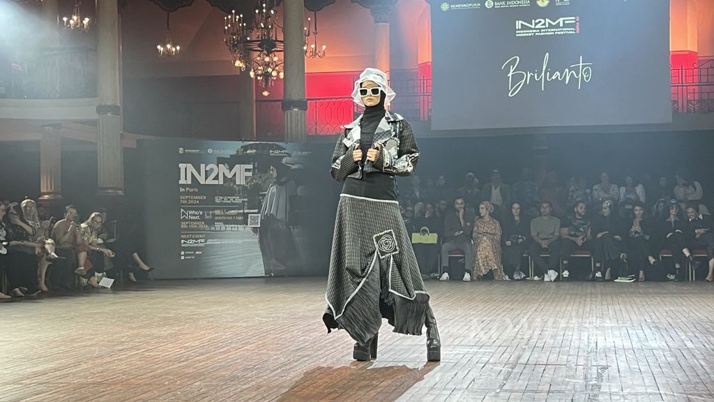 Koleksi milik Brilianto yang ditampilkan di Indonesia International Modest Fashion Festival (IN2MF) di Salle Wagram, Paris, Perancis, Sabtu (7/9/2024).