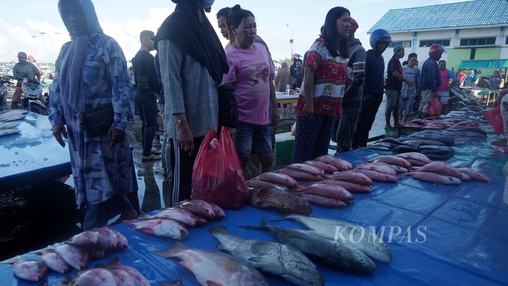 Pembeli memilih beraneka jenis ikan segar di Pasar Ikan Jembatan Puri, Kota Sorong, Papua Barat Daya, Minggu (10/6/2023).