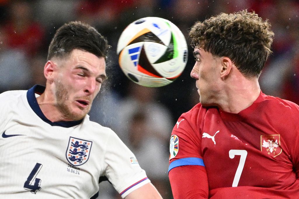 Pemain Inggris, Declan Rice (kiri) dan pemain Serbia, Dusan Vlahovic, berebut bola pada laga Grup C Piala Eropa Jerman 2024 di Stadion Arena AufSchalke, Gelsenkirchen, Jerman, Senin (17/6/2024) dini hari WIB. Inggris menang 1-0 pada laga itu. 