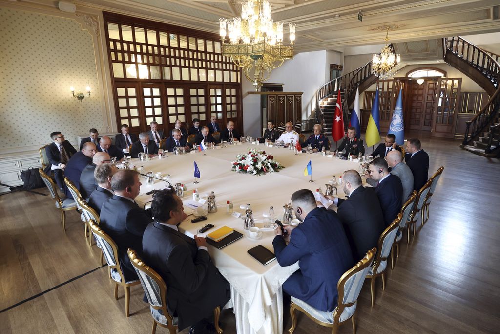 Foto yang dirilis Kementerian Pertahanan Turki, 13 Juli 2022, memperlihatkan delegasi Rusia (kiri atas) dan delegasi Ukraina (kanan) tengah membicarakan pembukaan gerbang ekspor gandum Ukraina yang difasilitasi Pemerintah Turki dan Perserikatan Bangsa-Bangsa. 