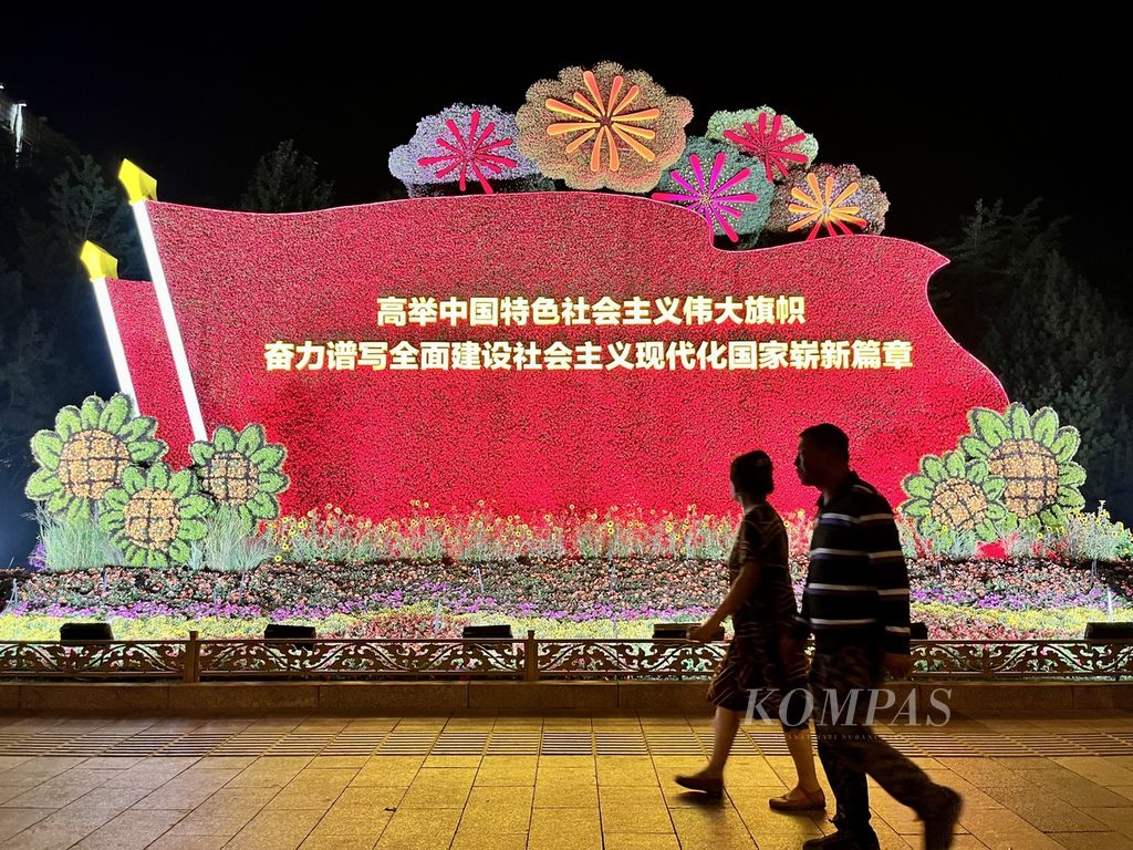 Di sepanjang jalan protokol kota Beijing, China, mulai dibuat taman-taman dengan beragam tema, seperti yang terlihat di salah satu perempatan di dekat kawasan Tiananmen, Minggu (25/9/2022).
