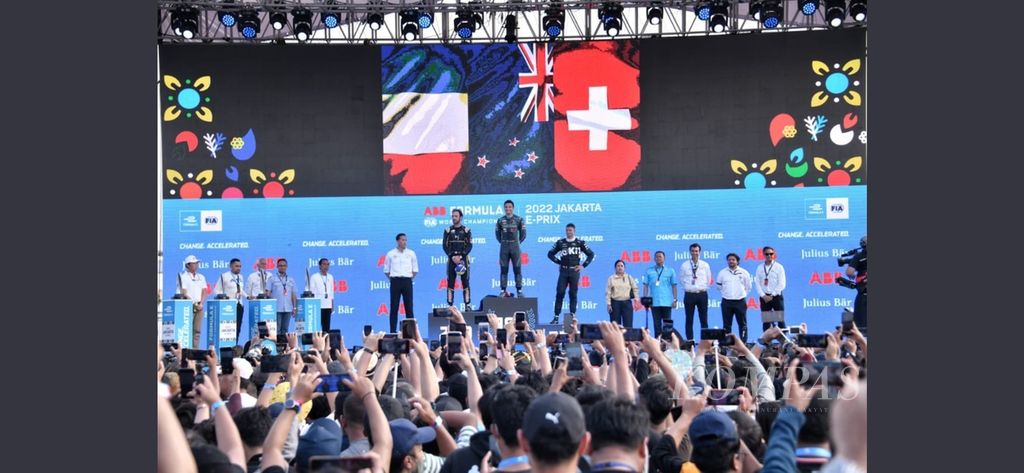 Gubernur DKI Jakarta Anies Baswedan mengunggah pernyataannya melalui medsos, 6 Juni 2022, tentang penyelenggaraan balap mobil Formula E di Jakarta. Ia juga menyertakan foto bersama dengan para pemenang balapan itu, yang kegiatannya dihadiri oleh Presiden Joko Widodo.